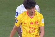太强了！杨希首次代表国足两场比赛狂抢11次球：单挑碾压法甲球星！